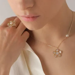 Fashion Majorica Short Roxana Necklace With A Mother-Of-Pearl Flower Charm